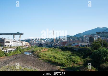 GENUA, ITALIEN - 15. AUGUST 2018 : eingestürzte Morandi-Brücke und laufende Rettungsaktionen. Stockfoto