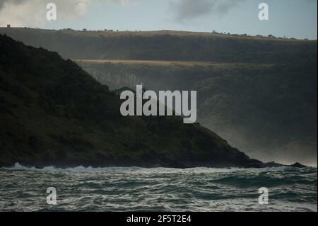 Leuchtturm auf Klippen, Port St Johns, Wild Coast, Eastern Cape, Transkei, Südafrika, Afrika, Indischer Ozean Stockfoto