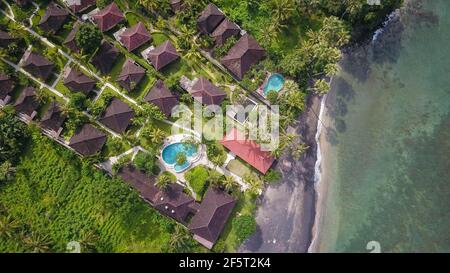 Wunderschöne Villen, Ferienbungalows, Ferienhäuser am Meer, Swimmingpool im luxuriösen Touristenresort im üppigen Palmendschungel an der wunderschönen Küste Stockfoto