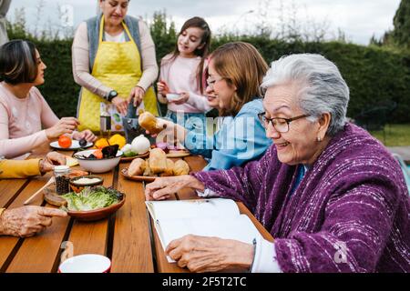 lateinische Großmutter und Enkelin, Tochter, die zu Hause mexikanisches Essen kocht, drei Generationen von Frauen in Mexiko Stockfoto