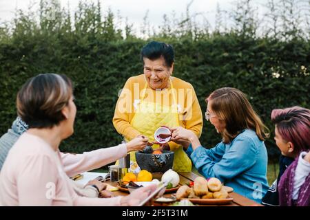 lateinische Großmutter und Enkelin, Tochter, die zu Hause mexikanisches Essen kocht, drei Generationen von Frauen in Mexiko Stockfoto