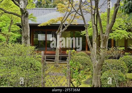 Traditionelles japanisches Haus im Ohori Park Garden. Fukuoka, Japan. 04-07-2015 Stockfoto