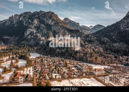 Luftdrohnenaufnahme des malerischen Schlosses Neuschwanstein auf einem verschneiten Hügel Im Winter Sonnenlicht in Deutschland Stockfoto
