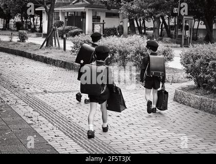 Japanische Kinder, die in Fukuoka (Japan) zur Schule gehen, 04-07-2015 Stockfoto