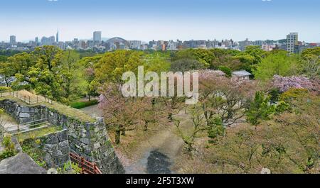 Blick von den Ruinen der Burg Maizuru: Ohori Park und Fukuoka Skyline. Fukuoka, Japan. 04-07-2015 Stockfoto