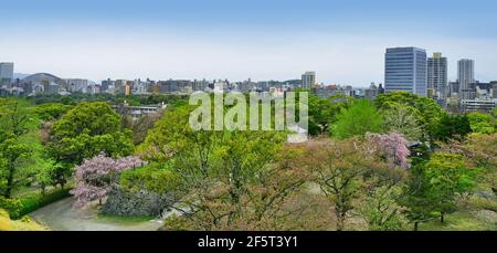 Blick auf die Skyline von Fukuoka von den Ruinen der Burg Maizuru. Fukuoka, Japan. 04-07-2015 Stockfoto