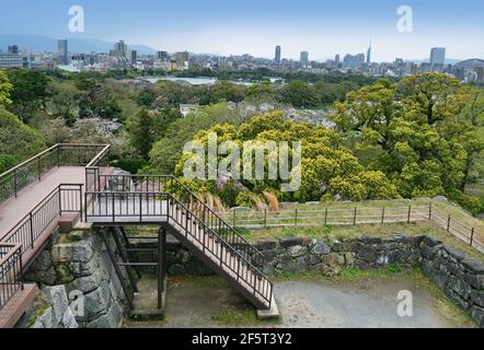 Blick von den Ruinen der Burg Maizuru: Ohori Park und Fukuoka Skyline. Fukuoka, Japan. 04-07-2015 Stockfoto