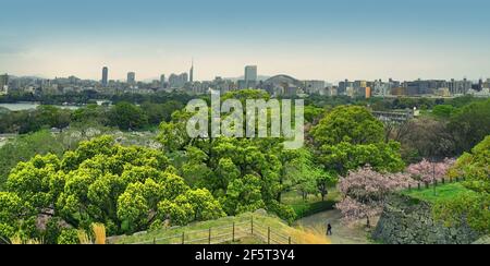 Blick auf die Skyline von Fukuoka von den Ruinen der Burg Maizuru. Fukuoka, Japan. 04-07-2015 Stockfoto