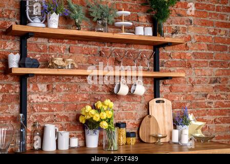 Moderne Küche Hintergrund mit Küchenutensilien stehen auf Holz Arbeitsplatte, , Vorderansicht Stockfoto