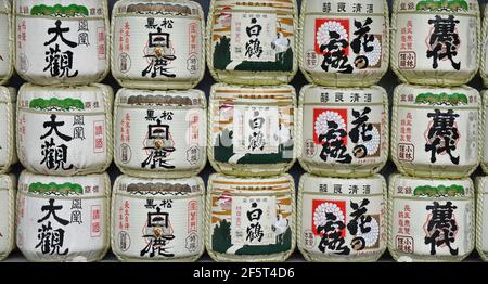 Sake Barrels Opfergaben im Gokoku Shrine, Fukuoka City, Japan Stockfoto