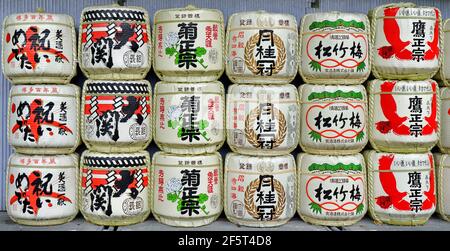 Sake Barrels Opfergaben im Gokoku Shrine, Fukuoka City, Japan Stockfoto