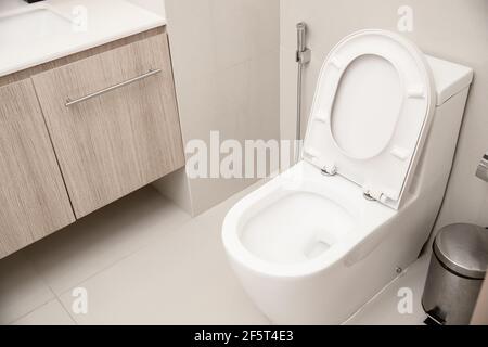 Saubere Toilettenschüssel in der Inneneinrichtung des Hotelbadezimmers