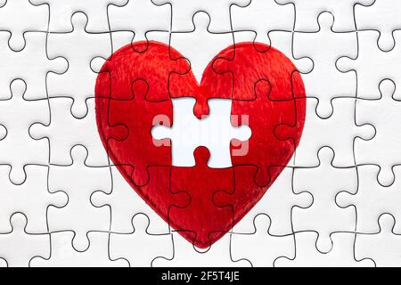 Red Love Heart Puzzle komplett mit Last Piece for Someone Konzept. Stockfoto