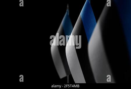 Kleine Nationalflaggen der Estland auf schwarzem Hintergrund Stockfoto