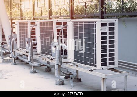 Heißteil des Klimakompressors im Freien gegen Sonneneinstrahlung installiert Stockfoto