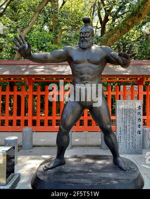 Sumo-Ringer-Statue am Sumiyoshi-Schrein, Hakata, Fukuoka-Stadt, Japan. Wie die Legende sagt, bringt das Berühren der Handflächen Kraft. Stockfoto
