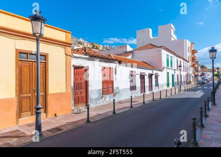 Blick auf eine Straße in San Sebastian de la Gomera, Kanarische Inseln, Spanien. Stockfoto