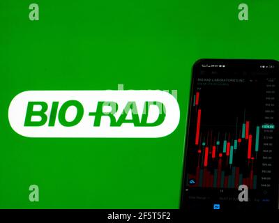 In dieser Abbildung werden die Börseninformationen von Bio-Rad Laboratories, Inc. Auf einem Smartphone mit dem Logo von Bio-Rad Laboratories, Inc. Im Hintergrund angezeigt. Stockfoto