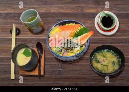 Traditionelles japanisches Essen. Donburi Kaisendon: Verschiedene Sashimi-Reisschüssel mit Garnelen, Thunfisch, Lachs und Ei mit Miso-Suppe, Chawanmushi (Eierpudding) Stockfoto