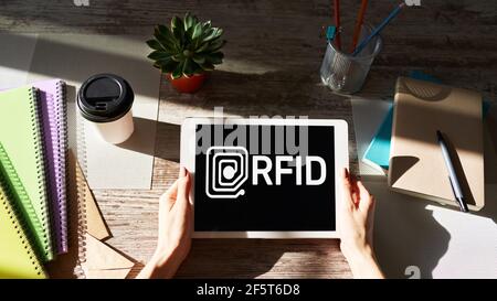 Technologiekonzept RFID Radio Frequency Identification auf Gerätebildschirm. Sicherheit und Automatisierung Stockfoto
