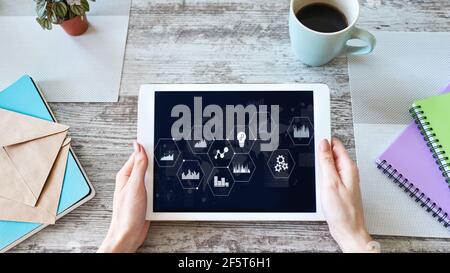 Bedienfeld und Datenanalyse-Monitor für Geschäftsprozesse mit Diagramm und Diagrammen auf dem Gerätebildschirm. Innovations- und Automatisierungskonzept. Stockfoto