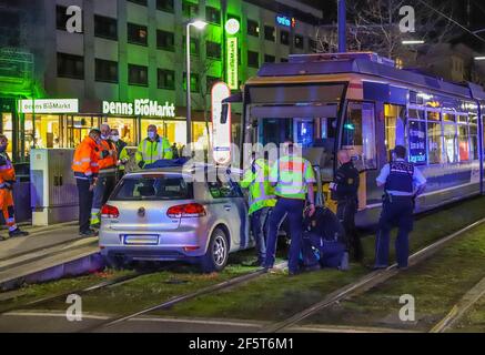 Karlsruhe, Deutschland. März 2021, 27th. Polizeibeamte untersuchen den Unfallort. Ein Autofahrer hatte mit seinem Fahrzeug zwei Personen getroffen und schwer verletzt. Laut Polizei verließ das Auto aus noch unerklärlichen Gründen die Straße und stieg auf die Straßenbahnschienen, wo es zwei Personen traf, die die Gleise überquerten. Das Auto stürzte dann frontal in eine Straßenbahn. Der Rettungsdienst brachte die schwer verletzten Fußgänger ins Krankenhaus. Quelle: Fabian Geier/Einsatz-Report24/dpa - ACHTUNG: Kfz-Kennzeichen wurde von Source/dpa/Alamy Live News verpixelt Stockfoto