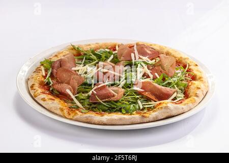 Italienische Pizza mit Prosciutto, Käse und Ruccola Stockfoto