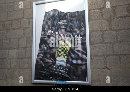 Peterborough, Großbritannien. März 2021, 27th. Ein Plakat, das das Cheltenham Festival von 2020 bei der EFL League One Match Peterborough United gegen Accrington Stanley, im Weston Homes Stadium, Peterborough, Cambridgeshire, UK am 27th. März 2021. Spiele der englischen Premier League und der englischen Football League werden immer noch hinter verschlossenen Türen gespielt, wegen der aktuellen COVID-19 Coronavirus-Pandemie und der staatlichen sozialen Distanzierungs-/Sperrbeschränkungen. Kredit: Paul Marriott/Alamy Live Nachrichten Stockfoto