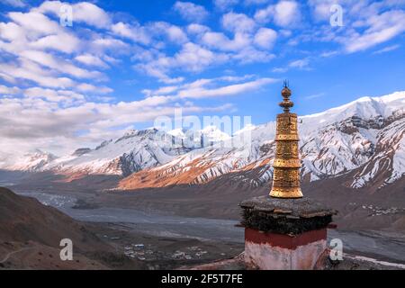 Dach eines alten buddhistischen Key Gompa Klosters auf dem Hintergrund des Bergtals bei Sonnenuntergang im Spiti Tal, Himachal Pradesh, Indien Stockfoto