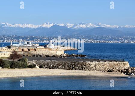 Frankreich, Antibes, der Strand Gravette liegt zwischen den Wällen und dem Hafen Vauban, mit einem herrlichen Hintergrund auf dem schneebedeckten Mercantour Massiv Stockfoto