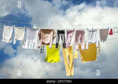 Gewaschen Wäsche Trocknen auf Drähten im Wind. Am Wolkigen Sonnigen Tag Stockfoto