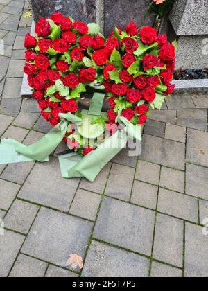 Herzförmige Blumenarrangement für Beerdigung, Valentinstag oder Hochzeit Stockfoto