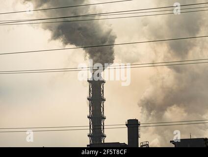Rauchschornsteine. Die Verschmutzung der Natur und eine Unausgewogenheit der Ökologie Stockfoto