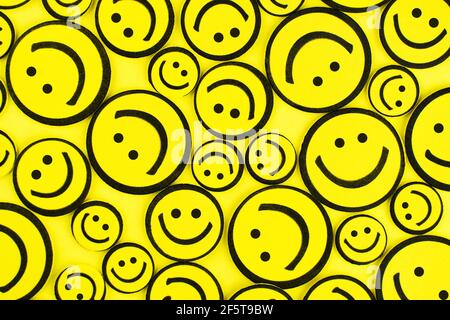 Gelb positive Emoticons Hintergrund. Smile and Joy Konzept. Guten Morgen. Schönen Tag! Stockfoto