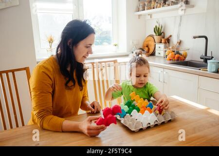 Kinder erziehen und für die Schule zu Hause vorbereiten Stockfoto