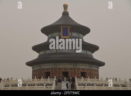 Peking, China. März 2021, 28th. Menschen besuchen den Himmelstempel in Peking, der Hauptstadt Chinas, 28. März 2021. Quelle: Xu Qin/Xinhua/Alamy Live News Stockfoto