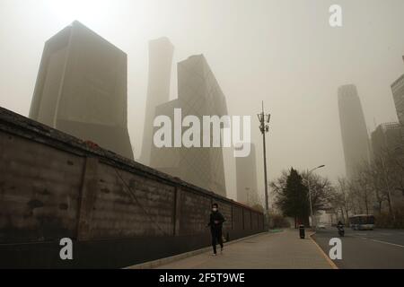 Peking, China. März 2021, 28th. Ein Mann geht auf einer Straße in Peking, der Hauptstadt von China, 28. März 2021. Quelle: Ju Huanzong/Xinhua/Alamy Live News Stockfoto