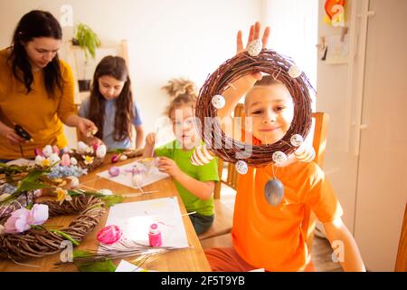 Kinder lieben Frühlingsferien und warten auf Ostern Stockfoto