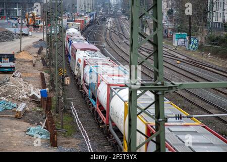 Bonn, NRW, Deutschland, 03 23 2021, Güterzug an den Gleisen der Bonner Innenstadt in der Nähe des Hauptbahnhofs Stockfoto