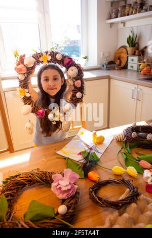 Kinder lieben Frühlingsferien und warten auf Ostern Stockfoto