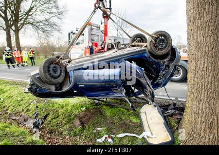 28. März 2021, Niedersachsen, Bösel: Ein völlig zerstörtes Auto wird nach einem Unfall von einer Schlepperfirma geborgen. Bei dem Unfall im Landkreis Cloppenburg wurden zwei Personen verletzt. Nach ersten Erkenntnissen verließ ein Auto die Fahrbahn aus Gründen, die noch unklar und umgedreht sind, teilte ein Polizeisprecher mit. Foto: Hauke-Christian Dittrich/dpa Stockfoto