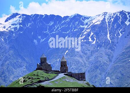 kazbek, der dritthöchste Berg in Georgien und ist von Mythen und religiösen Traditionen umgeben, um den Gletscherweg beginnt in Stepantsminda Stockfoto