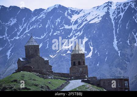 kazbek, der dritthöchste Berg in Georgien und ist von Mythen und religiösen Traditionen umgeben, um den Gletscherweg beginnt in Stepantsminda Stockfoto