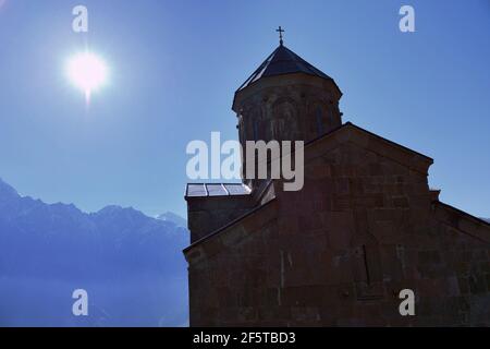 kazbek, der dritthöchste Berg in Georgien und ist von Mythen und religiösen Traditionen umgeben, um den Gletscherweg beginnt in Stepantsminda Stockfoto