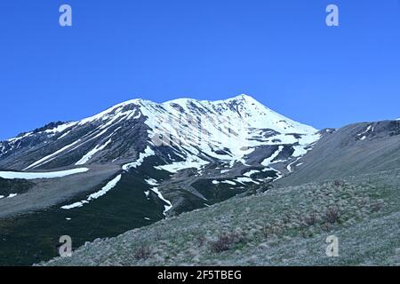 kazbek, der dritthöchste Berg in Georgien und ist von Mythen und religiösen Traditionen umgeben, um den Gletscherweg beginnt in Stepantsminda Stockfoto