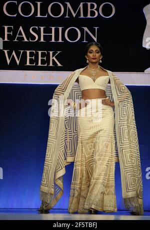 Colombo, Sri Lanka. März 2021, 27th. Ein Modell präsentiert eine Hochzeitskreation während der Colombo Fashion Week in Colombo, Sri Lanka, 27. März 2021. Quelle: Ajith Perera/Xinhua/Alamy Live News Stockfoto