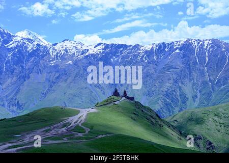 kazbek, der dritthöchste Berg in Georgien und ist von Mythen und religiösen Traditionen umgeben, um den Gletscherweg beginnt in Stepantsminda Stockfoto