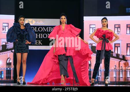 Colombo, Sri Lanka. März 2021, 27th. Models präsentieren Kreationen während der Colombo Fashion Week in Colombo, Sri Lanka, 27. März 2021. Quelle: Ajith Perera/Xinhua/Alamy Live News Stockfoto