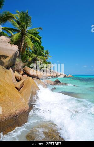 Große Granitfelsen in Anse Patates Strand, La Digue Insel, Indischer Ozean, Seychellen. Wunderschöne tropische Landschaft mit sonnigem Himmel. Stockfoto