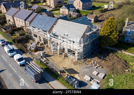 Luftaufnahme des britischen Dorfes Wetherby in Yorkshire Zeigt die Bauarbeiten, die auf einem Grundstück in durchgeführt werden Das Dorf mit Gerüsten Stockfoto